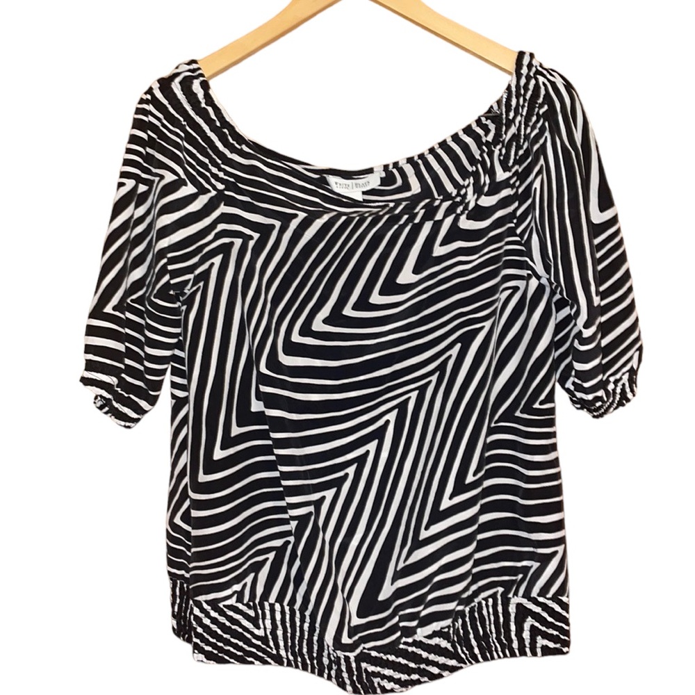 •WHITE HOUSE BLACK MARKET•BLACK/WHITE ZIG ZAG STRIPED 100% SILK BLOUSE SIZE MED
